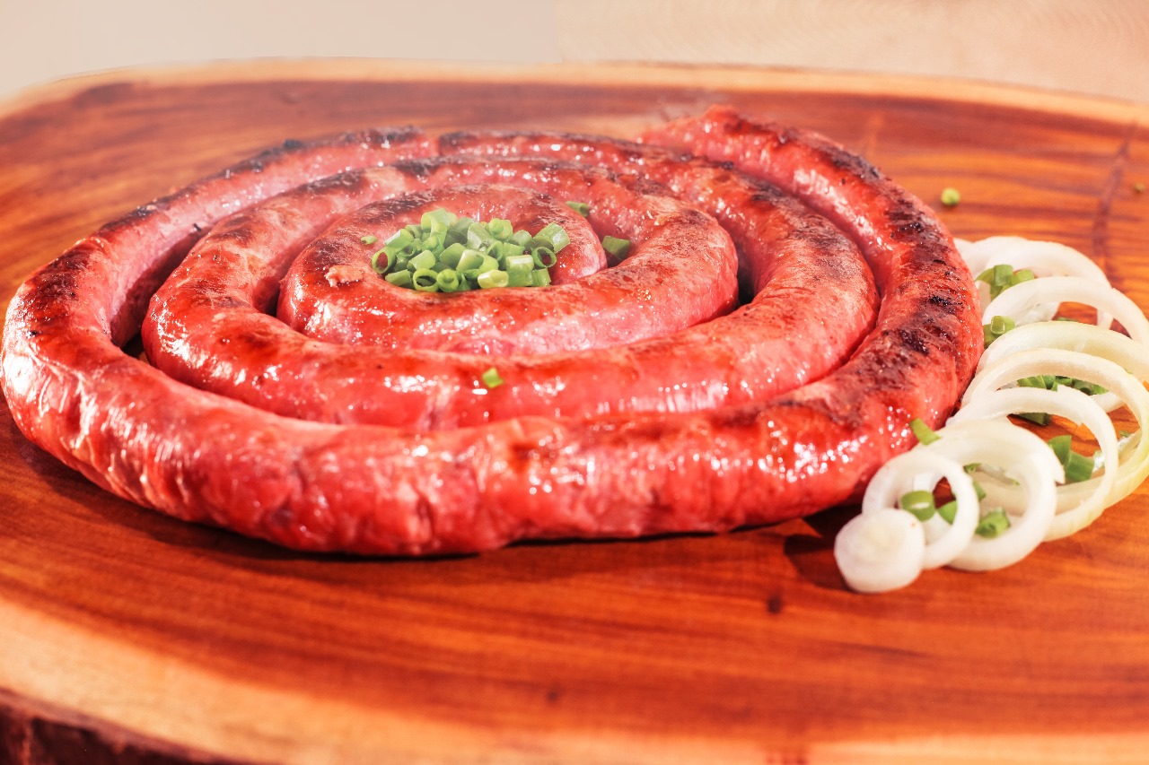 Linguiça de Pernil DuPorco grelhada e enrolada, pronta para servir